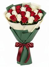 Букет Микс из красных и белых роз в Васильевское