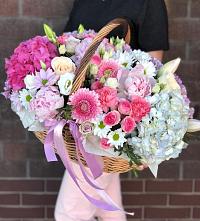Цветочная композиция из Розы, Хризантемы, Пионы и Лизиантусы в корзине в Васильевское