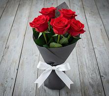 Букет 5 Красных роз Эдлесс Лав в Васильевское