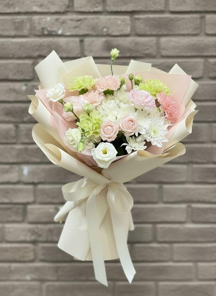 Букет цветов из: Гвоздики, Розы, Лизиантусы и Хризантемы в Васильевское