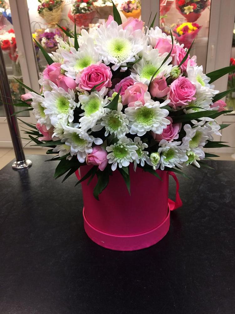 Цветочная композиция из Розы и Хризантемы в шляпной коробке в Васильевское