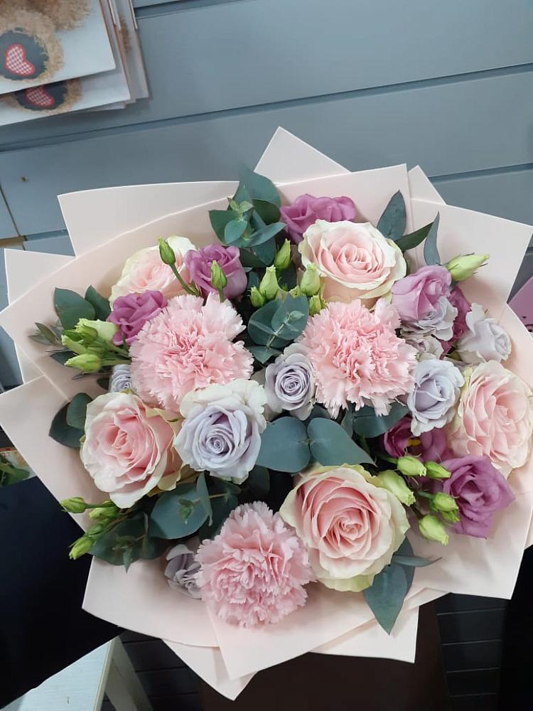 Букет цветов из: Розы, Гвоздики и Лизиантусы в Васильевское